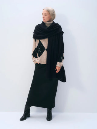 4547T_Cashmere_Travel_Wrap_Black_JD_02.webp