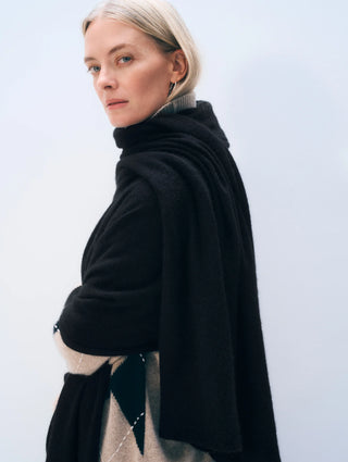4547T_Cashmere_Travel_Wrap_Black_JD_03.webp